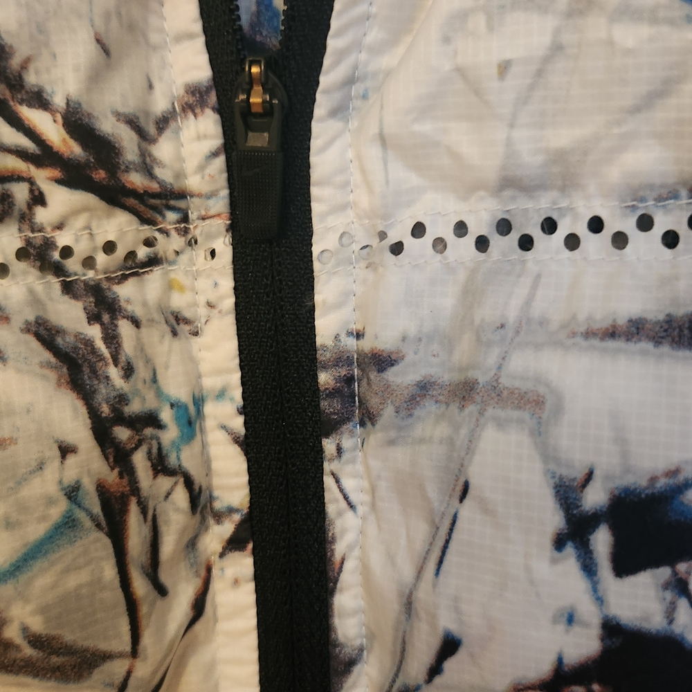 NIKE Womens Black and White Graphic Vest. - Picture 6 of 9